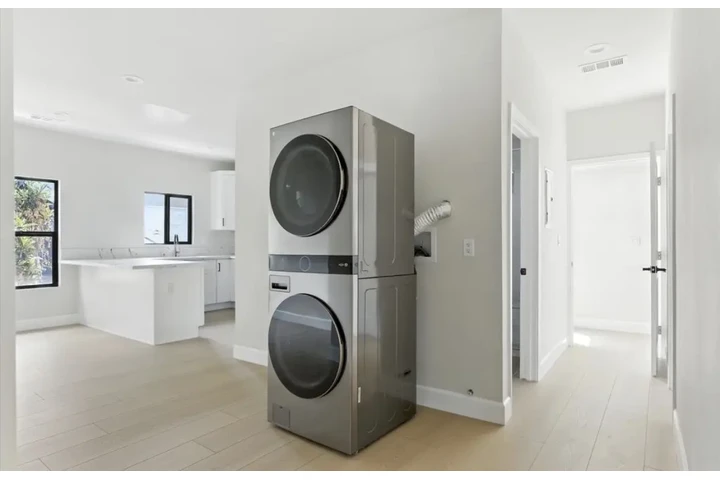 $1980 : 2 Bedroom Apt in James M Wood image 4