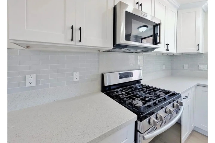$2460 : 3 Bedroom Home in West Adams image 5