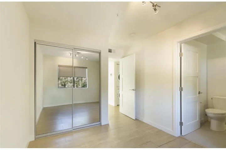 $1550 : 1 Bedroom Apt in Koreatown, LA image 7