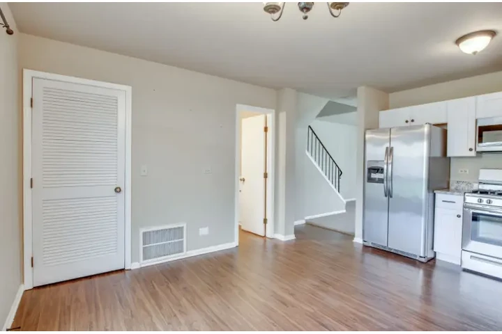 $980 : Fantastic 3 bedroom 1.1 bath d image 7