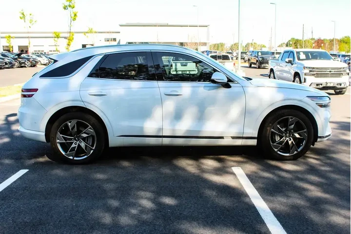$32960 : Genesis Electrified GV70 202 image 7