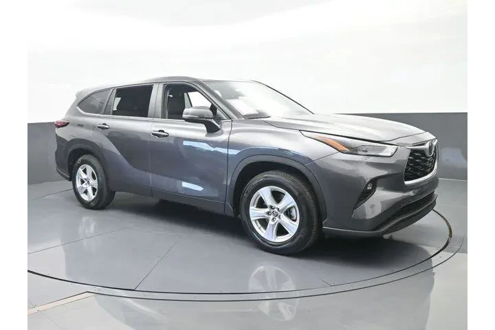 $31541 : Toyota Highlander 2024 LE 4d image 8