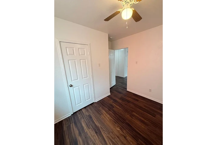 $800 : Single family home has 3 bedro image 5