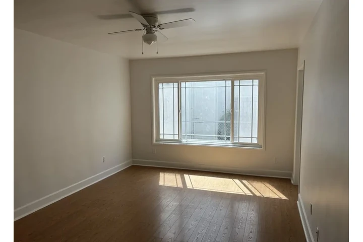 $1950 : 2 Bed Apt with parking in LA image 7