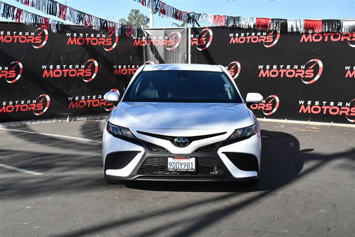 $26969 : Camry SE Sedan 4D image 2