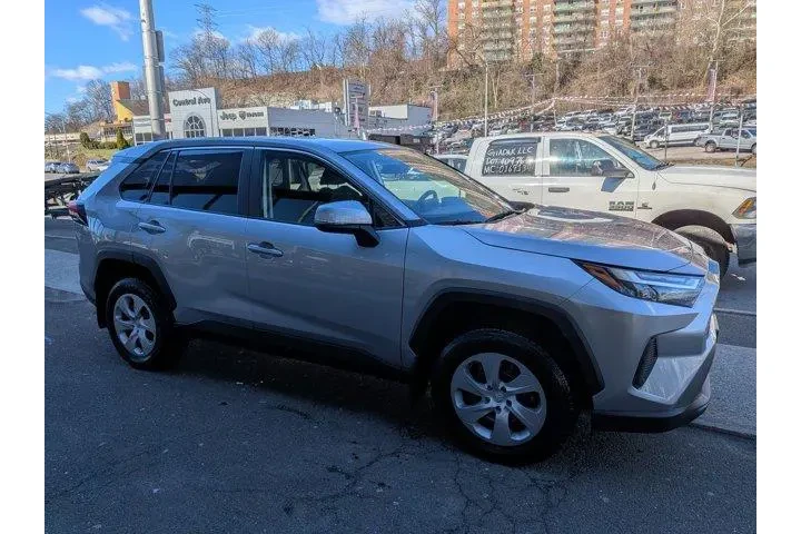 $25295 : Toyota RAV4 2023 AWD LE 4dr image 5