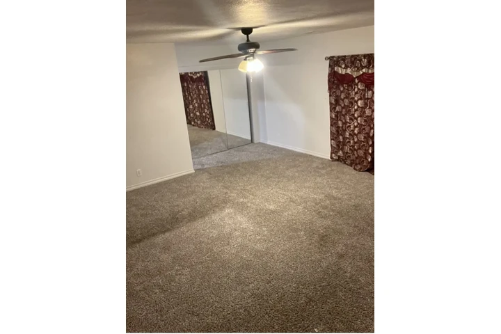 $1500 : Single en Compton image 2