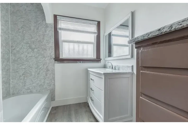 $2399 : Beautiful 3 bedroom home in LA image 8