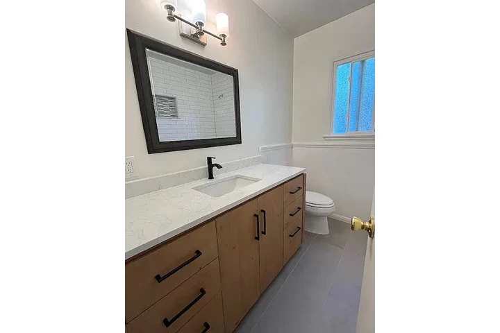 $2220 : The private fenced backyard image 5