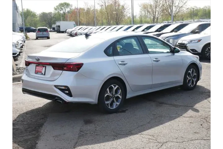 $12496 : Kia Forte 2020 FE 4dr Sedan image 5