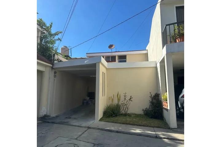 $1000 : Casa en renta zona 11 mariscal image 1