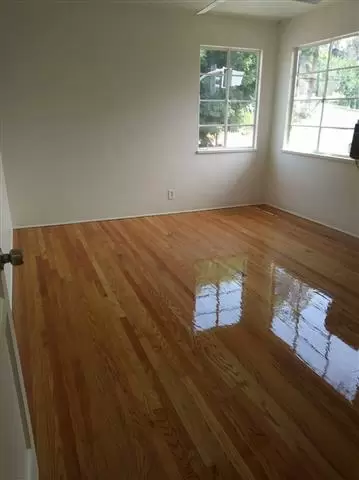 HARDWOOD FLOORS/PISOS D MADERA image 2