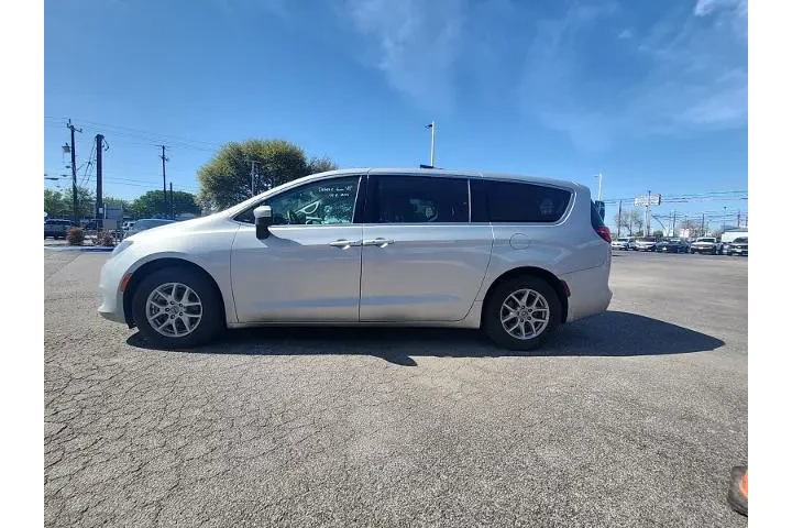 $20998 : Chrysler Voyager 2023 LX 4dr image 4