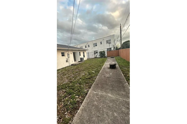 $1200 : de 3 dormitorios reformado image 6