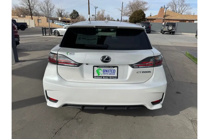 2017 CT 200h Base image 6