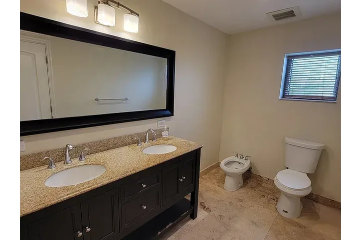 $2200 : Spacious 3-bedroom, 2-bath image 8