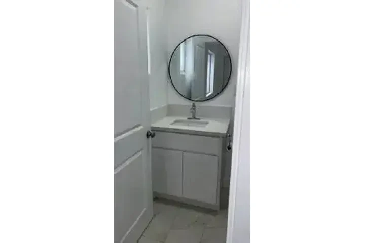 $3800 : ¡Casa Remodelada! 5-Rec/2-Bañ image 4