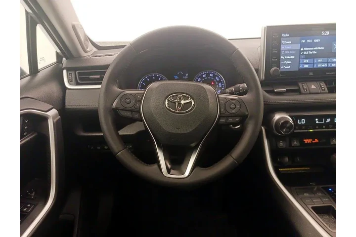 $21998 : Toyota RAV4 2021 XLE Premium image 10