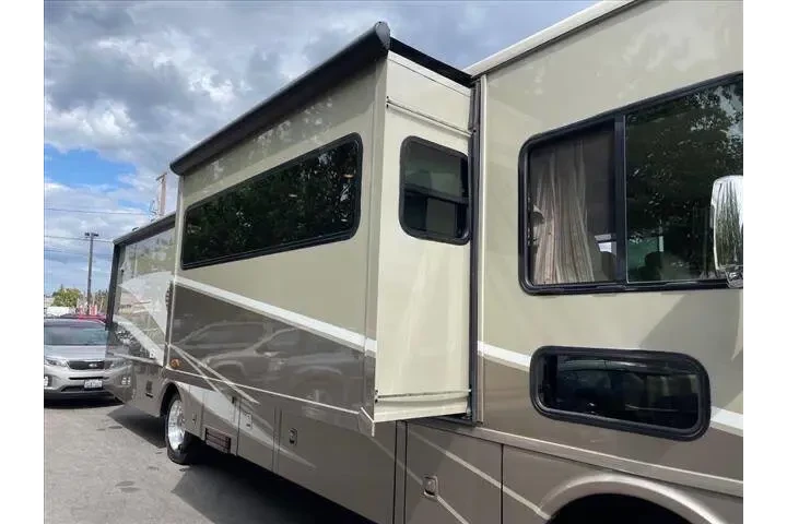 $69500 : 2017 Winnebago SIGHTEER image 4