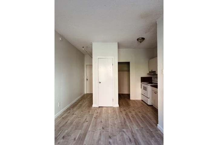 $1200 : 9th/Hobart No parking image 4