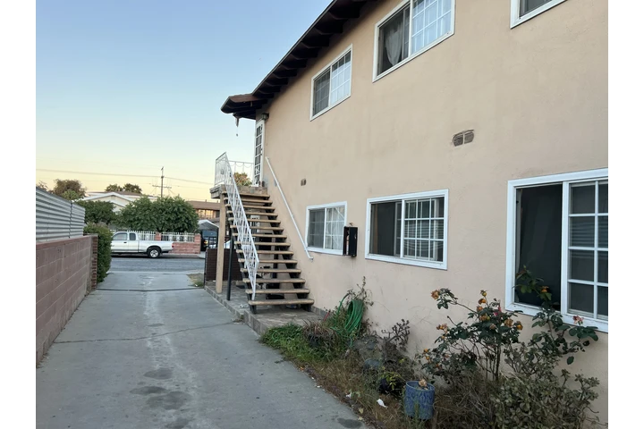 $2500 : South Gate 2 Bed 1 Bath $2,500 image 3