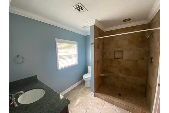 $900 : Spacious 2X2 with fresh ! image 8