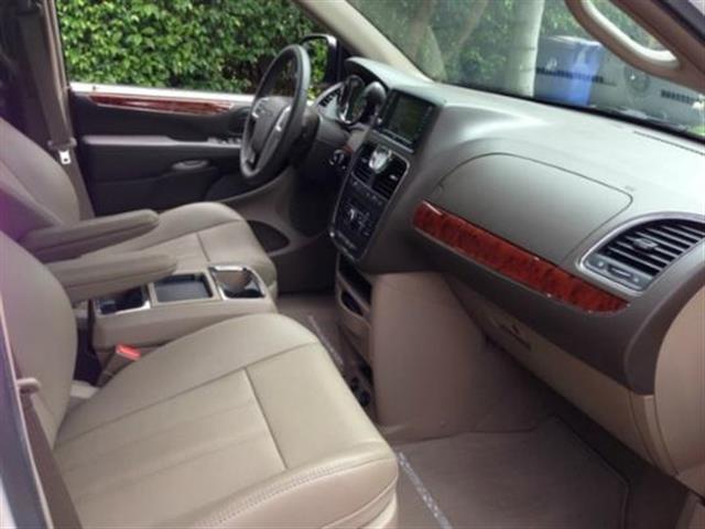 $6900 : 2015 CHRYSLER TOWN & COUNTRY T image 4