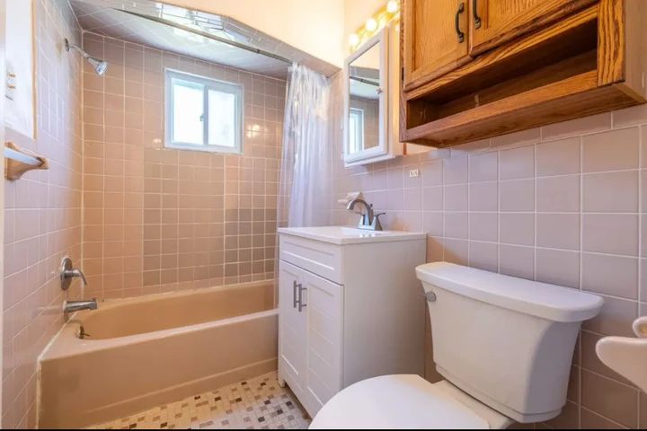 $900 : Nestled in a quiet friendly St image 3