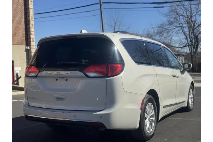 $7999 : 2017 Pacifica Touring-L image 6