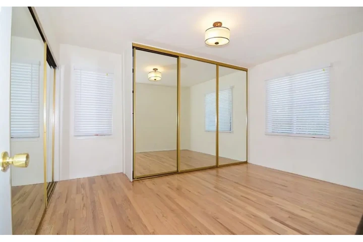 $2400 : 3 Bed 2 Bath Home in Compton image 8