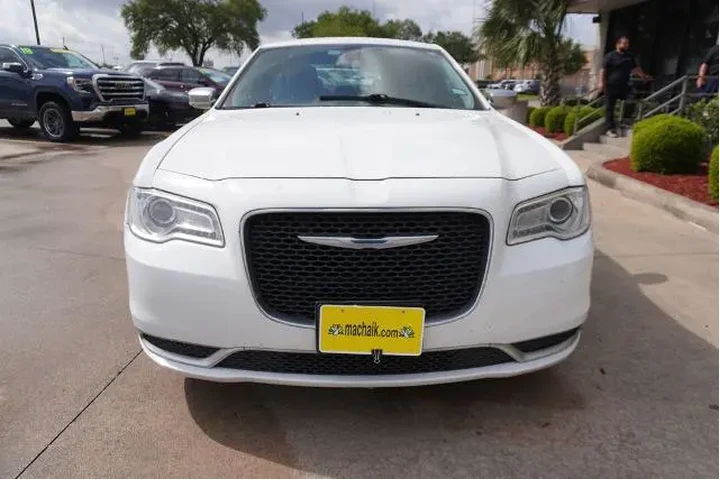 $13888 : Chrysler 300 2016 Limited 4d image 2