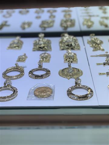 Dos de Oro Jewelers image 5