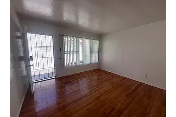 $2400 : San Diego Chic: Stylish Apartm image 5