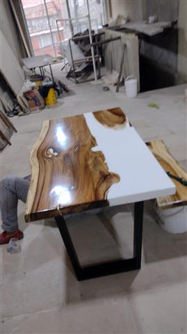 Mesas de madera y resina image 7