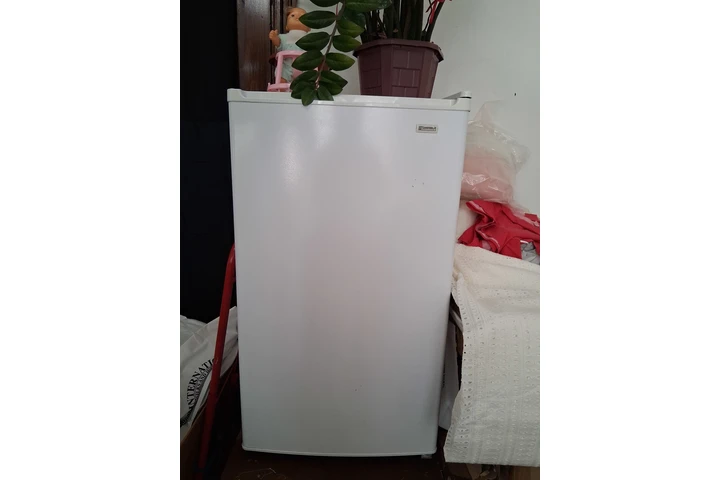 $40 : Frigo bar y microwave. image 1
