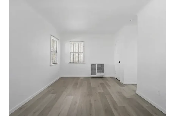 $1030 : Welcome home to 434 Warren Lan image 1