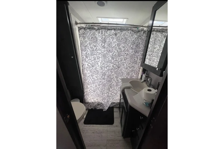 $1500 : Renta RV lujoso y moderno image 9