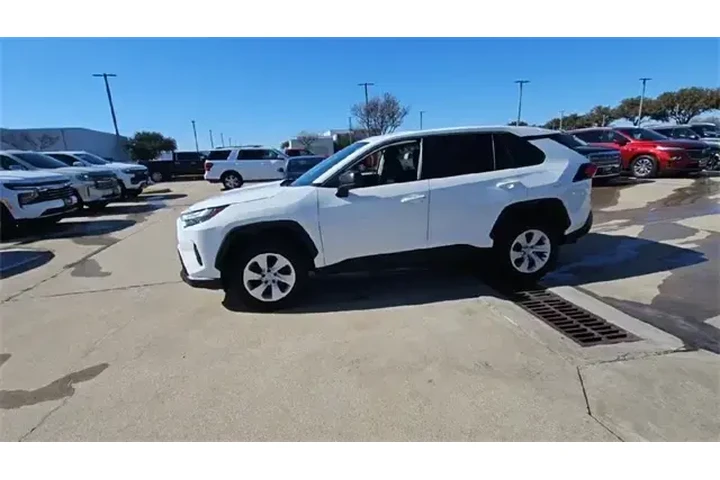 $25987 : Toyota RAV4 2024 AWD LE 4dr image 4