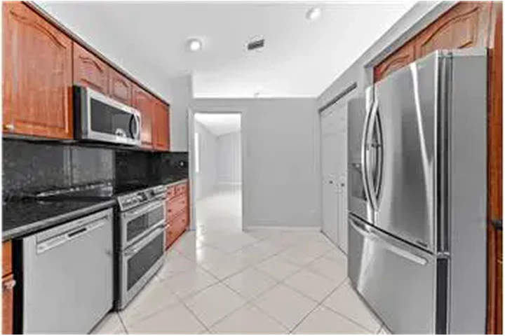 $3900 : Rental property with 3 bedro image 1