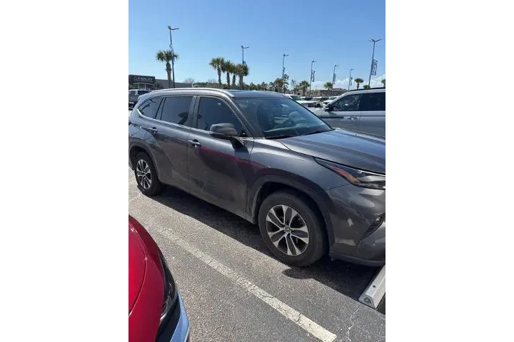 $34231 : Toyota Highlander 2023 L 4dr image 4