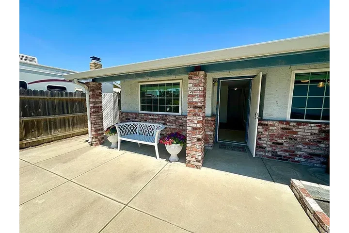 $2000 : CHARMING SINGLE FAM HOME image 2