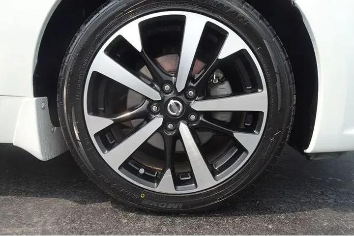 2018 Altima image 10