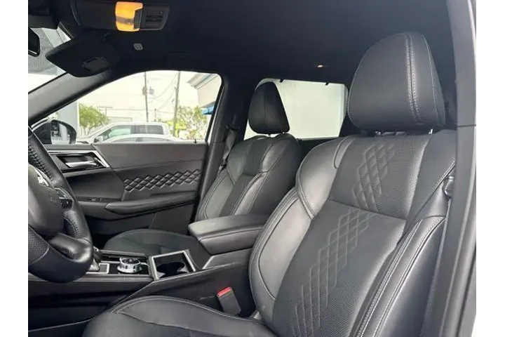 $28996 : Mitsubishi Outlander 2024 SE image 9