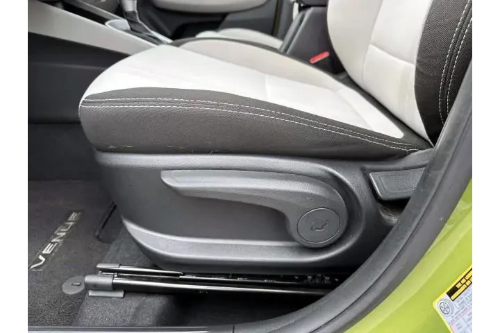 $17999 : Hyundai VENUE 2023 SEL 4dr C image 10