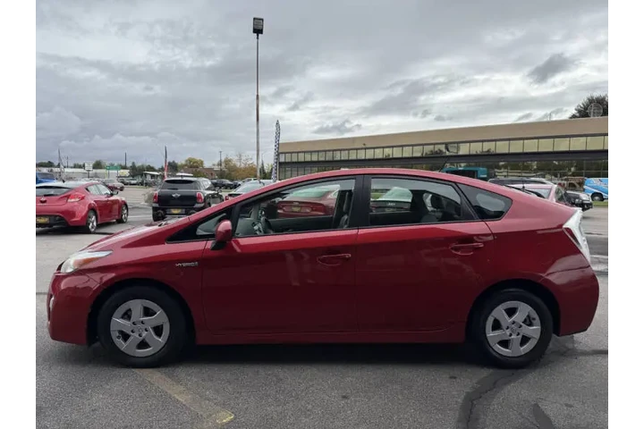 $8300 : 2011 Prius Four image 4