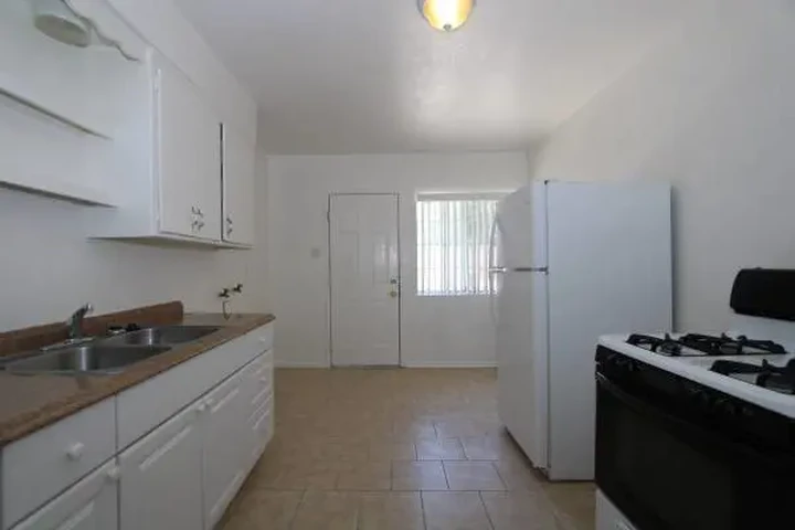 $1395 : 2-Bedroom Highland Apartment image 5
