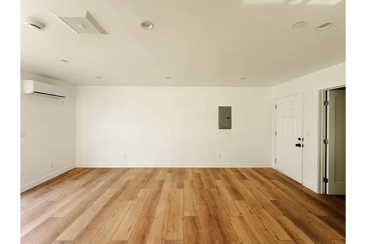 $1100 : 1/bed1/bath home for rent image 5