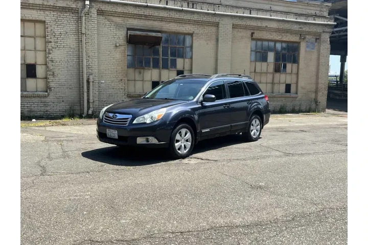 2011 Outback 2.5i Premium image 3