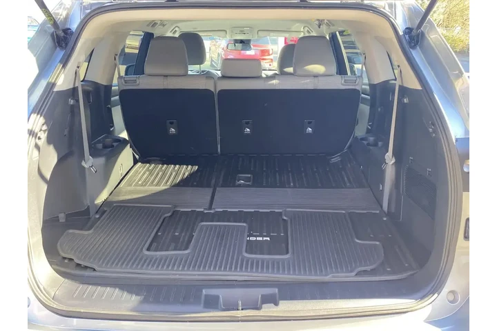 $34131 : Toyota Highlander 2023 L 4dr image 7