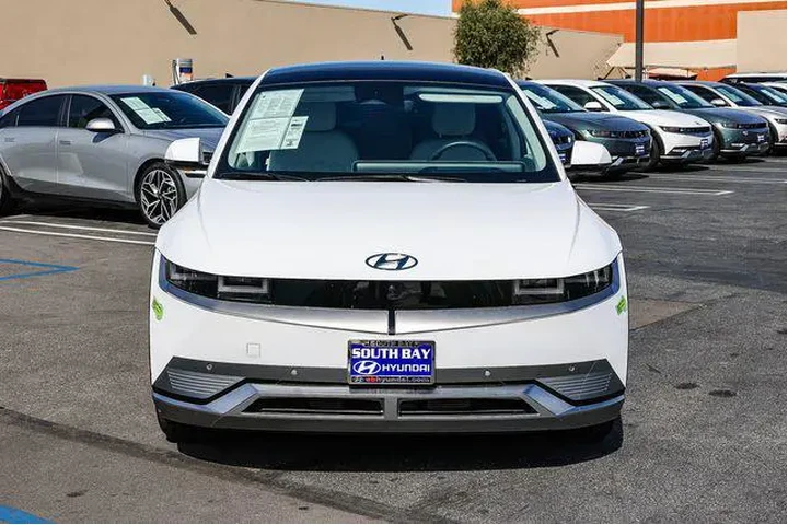 $28998 : Hyundai IONIQ 5 2023 AWD Lim image 2